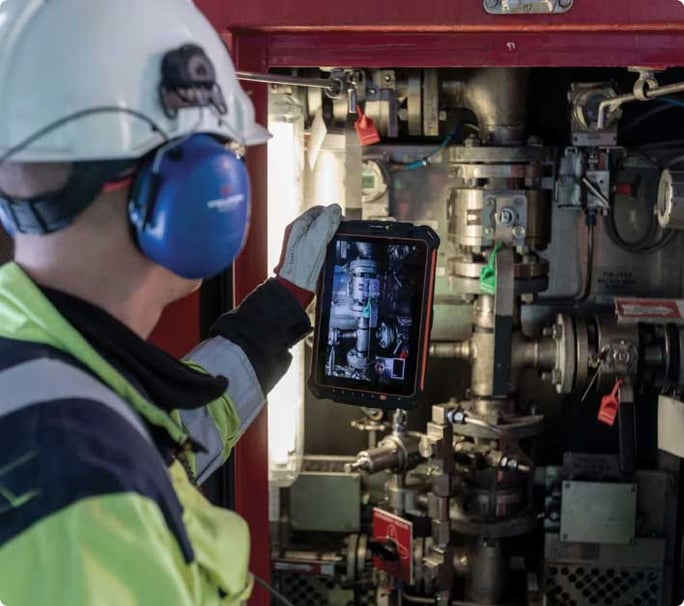 oil-rig-worker-with-tablet